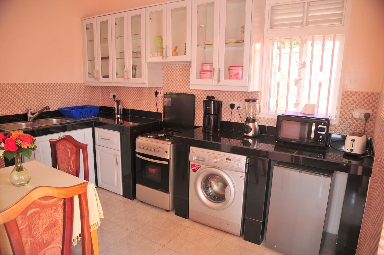 Victoria Lake View Guesthouse & Safaris Entebbe Extérieur photo