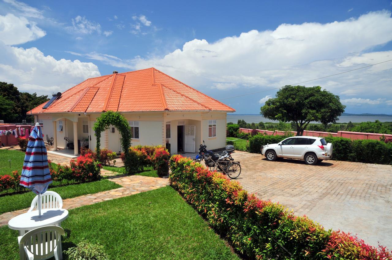 Victoria Lake View Guesthouse & Safaris Entebbe Extérieur photo