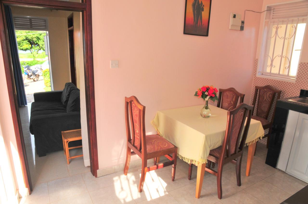 Victoria Lake View Guesthouse & Safaris Entebbe Extérieur photo