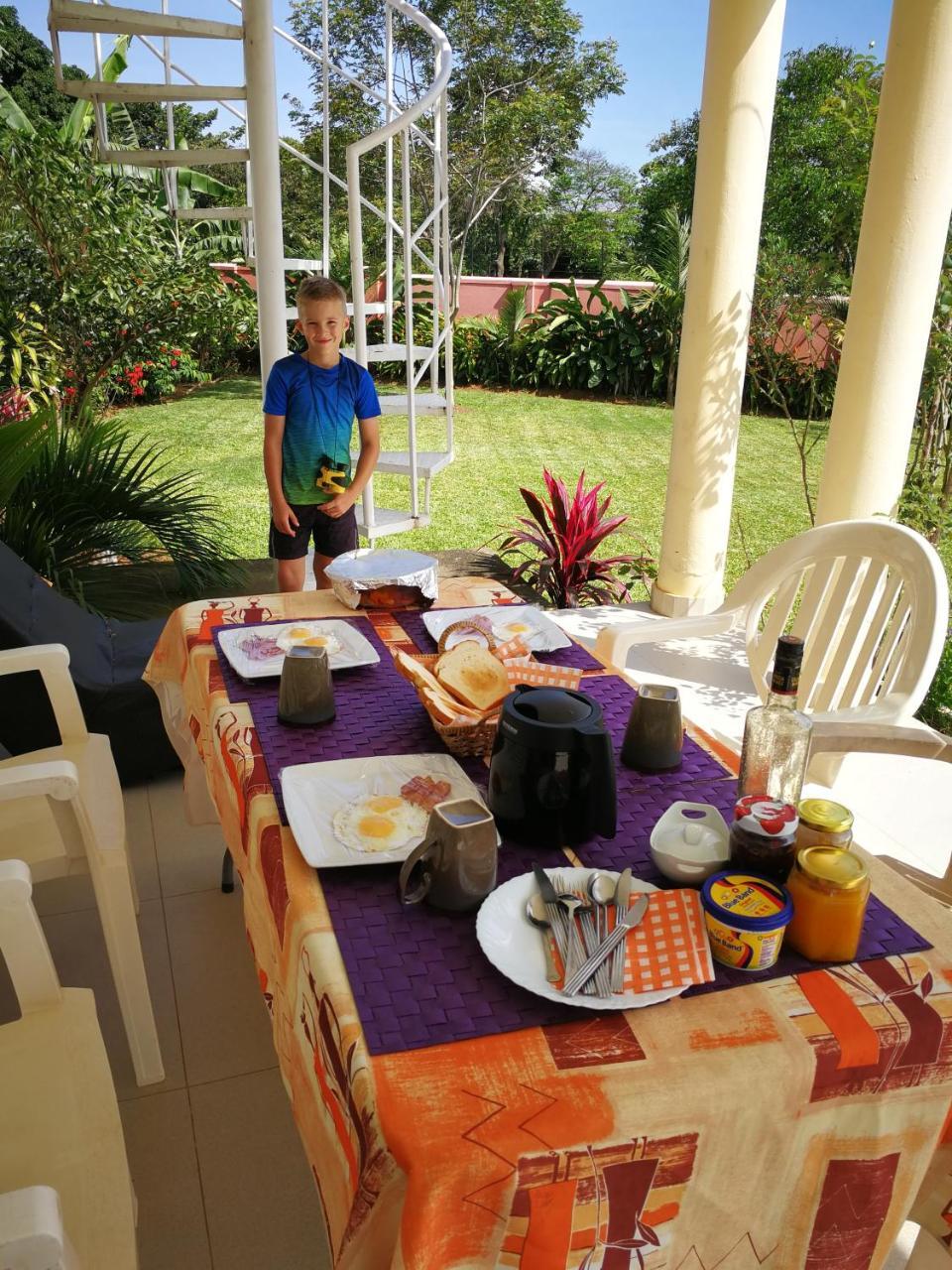 Victoria Lake View Guesthouse & Safaris Entebbe Extérieur photo
