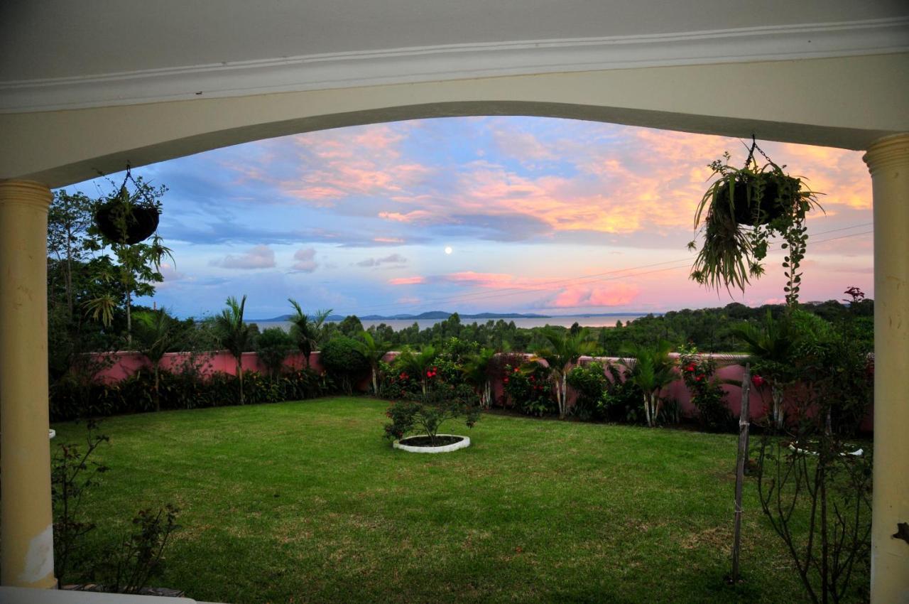 Victoria Lake View Guesthouse & Safaris Entebbe Extérieur photo